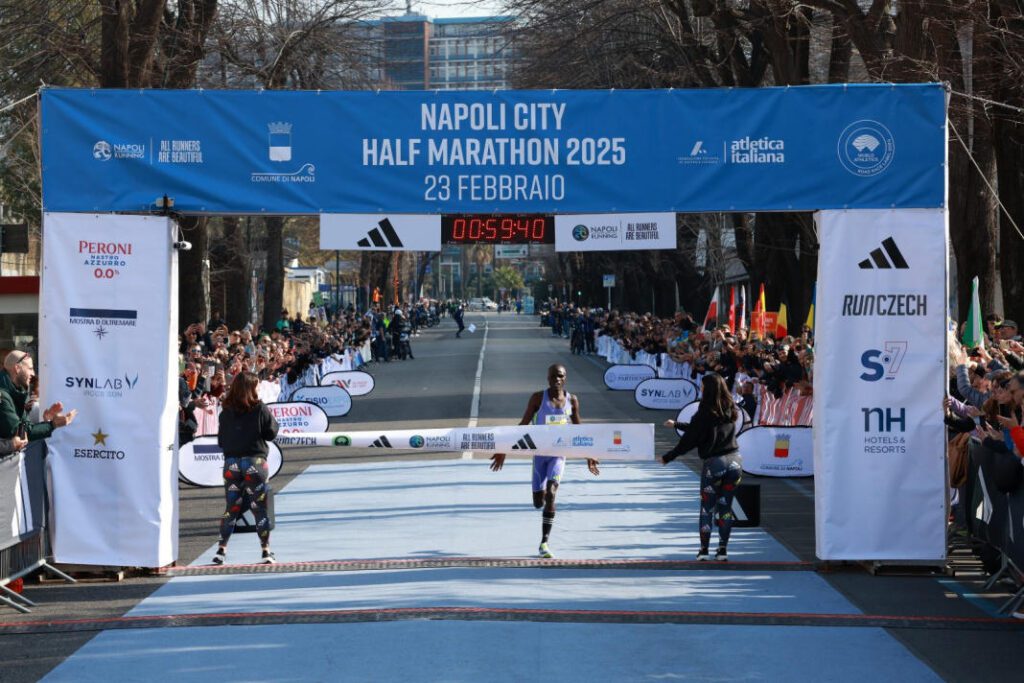 Wafula al traguardo della mezza maratona di Napoli.